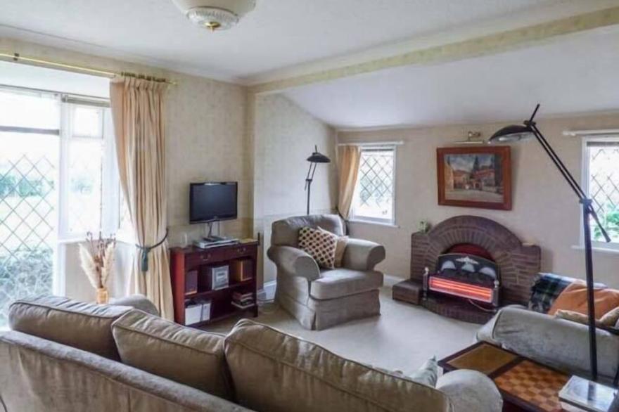 WEST WING LE CHALET, pet friendly, country holiday cottage in Boston