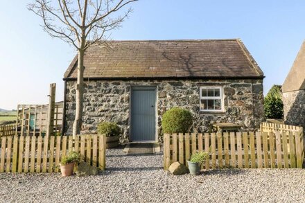 BWTHYN CELYN (HOLLY COTTAGE), pet friendly, with a garden in Pwllheli