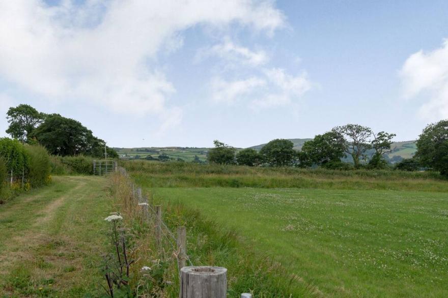 YSTABL - STABLE, romantic, with hot tub in Betws Yn Rhos