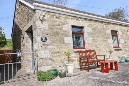 STABLE COTTAGE, family friendly, country holiday cottage in Porth