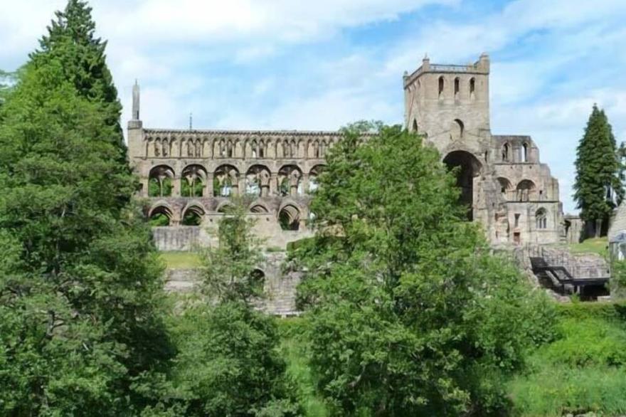 3 QUEEN MARYS BUILDINGS, with a garden in Jedburgh