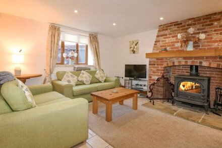 HADLEIGH FARM BARN, pet friendly, with open fire in King's Lynn