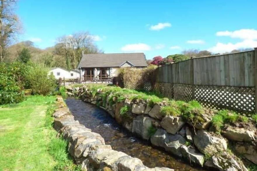 STREAMSIDE, pet friendly, country holiday cottage in Liskeard