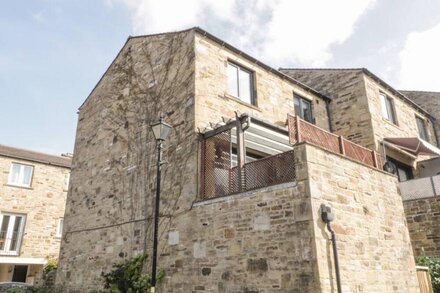 9 NAVIGATION SQUARE, pet friendly, country holiday cottage in Skipton