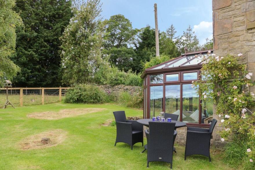THE GRANARY, pet friendly, character holiday cottage in Lanchester