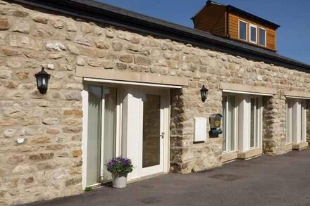 SETCH BARN, family friendly, character holiday cottage in Masham