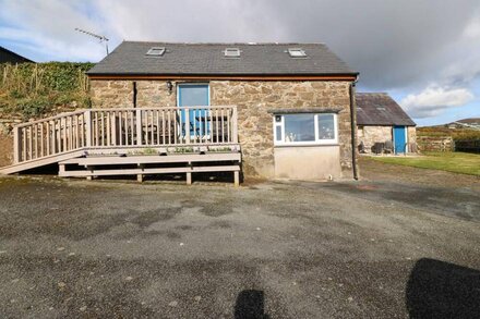 THE GRAIN STORE, pet friendly, character holiday cottage in Abersoch