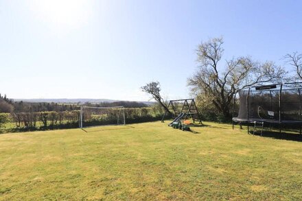 STABLE COTTAGE, family friendly, with open fire in Bolton Low Houses