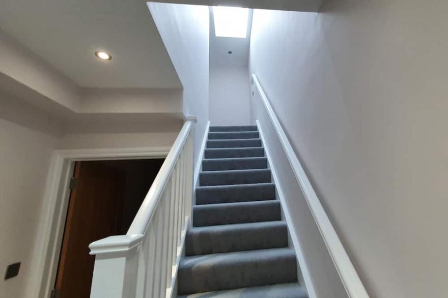 Garland Modern Spacious Apartment, Brentwood 2 With Private Entrance & Parking