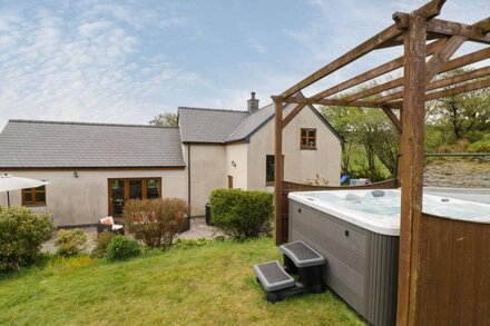 GLAN GORS, character holiday cottage, with hot tub in Denbigh