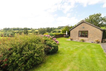 RYECROSS FARM COTTAGE, family friendly, with a garden in Shaftesbury