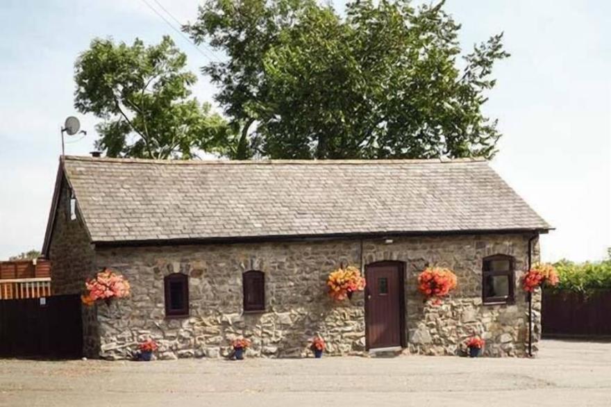 BWTHYN TY NEWYDD, with hot tub in Llangadfan