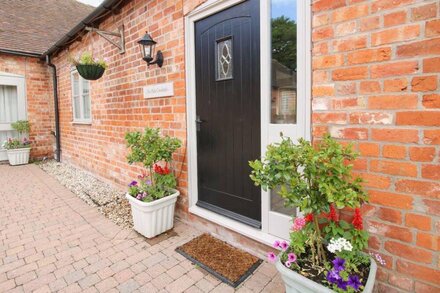 THE OLDE COWSHED, pet friendly, character holiday cottage in Westhope