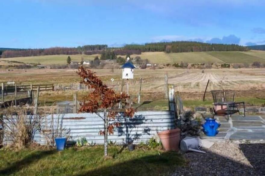 RIEMORE, Pet Friendly, Character Holiday Cottage In Tomintoul