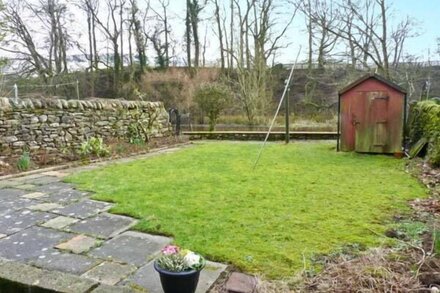 LOCKS COTTAGE, family friendly, with open fire in Langcliffe