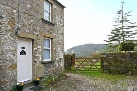 LOCKS COTTAGE, family friendly, with open fire in Langcliffe