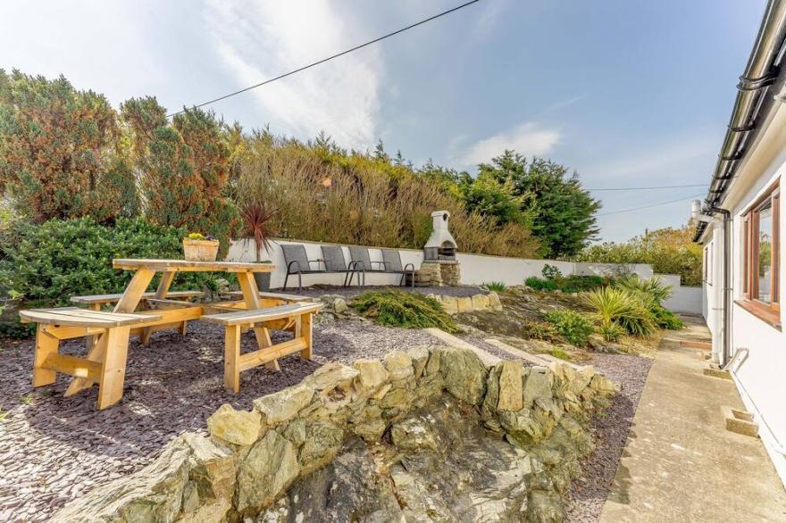 RUMSON HOUSE, Family Friendly, With Open Fire In Trearddur Bay