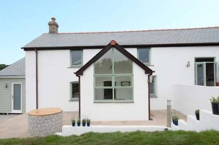 FIVE ELEMENTS COTTAGE, pet friendly, with hot tub in St Agnes