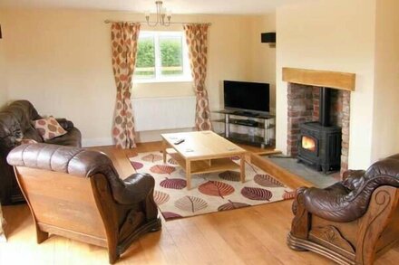 HENDRE, family friendly, with open fire in Ruthin