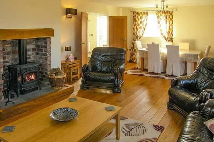 HENDRE, family friendly, with open fire in Ruthin