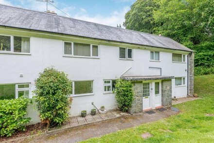 17 GLYN Y MARIAN, pet friendly, country holiday cottage in Llanbedrog