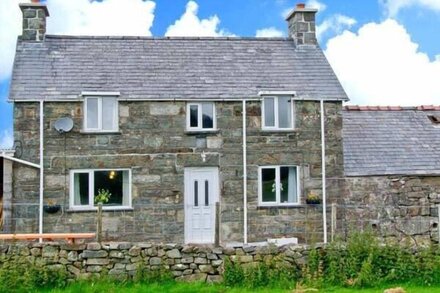 BRYN RE, family friendly, country holiday cottage in Trawsfynydd