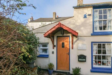 THE RETREAT, pet friendly, character holiday cottage in Appledore