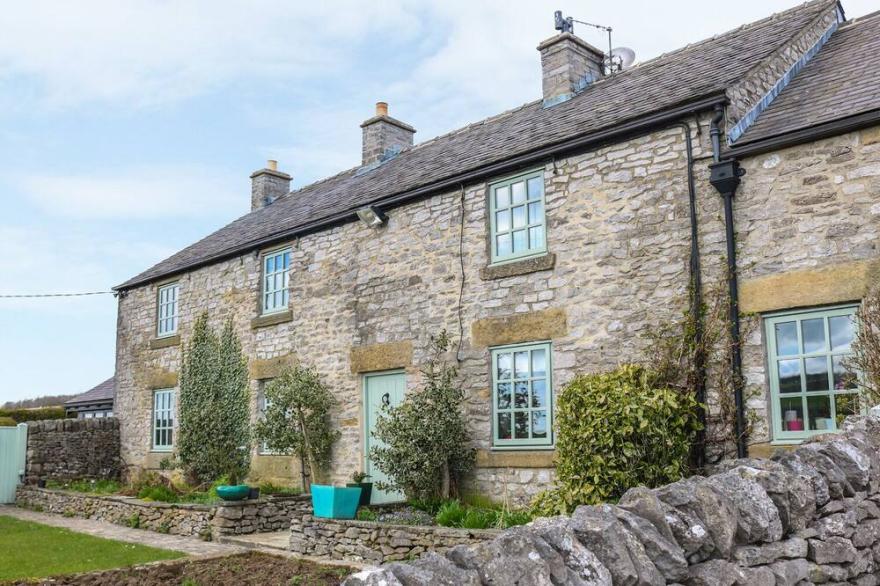 THE PARLOUR, Family Friendly, With A Garden In Tideswell Moor