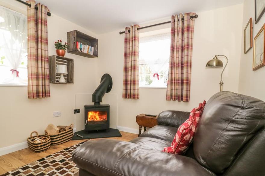 WEE WOODY, Pet Friendly, With Open Fire In Cottingham