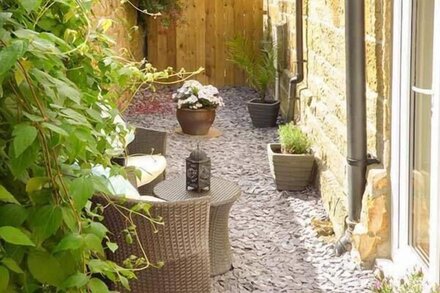 QUAKERS COTTAGE, family friendly, with a garden in Hinderwell