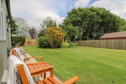 SHEPHERDS COTTAGE, pet friendly, with hot tub in Roos