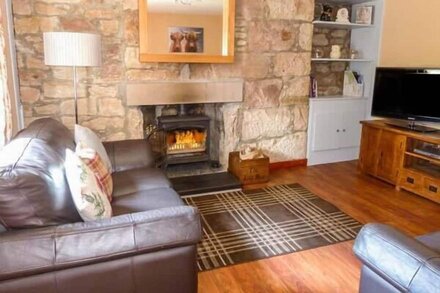 DESKFORD COTTAGE, family friendly, country holiday cottage in Nairn