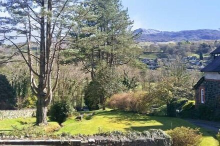 LLECHWEDD, family friendly, luxury holiday cottage in Dolgellau