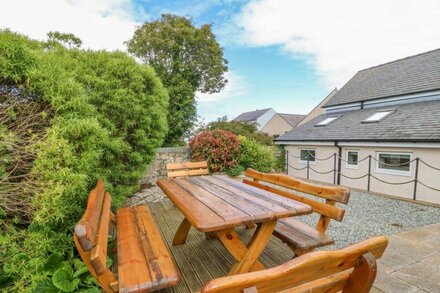 BRYN GOLEU, pet friendly, country holiday cottage in Moelfre