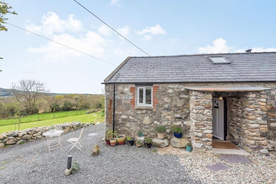 CELYN FARM COTTAGE, romantic, character holiday cottage in Deiniolen