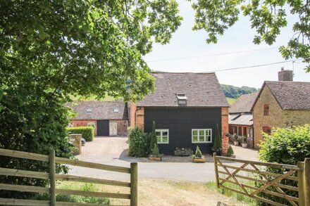 THE WAIN HOUSE, pet friendly, character holiday cottage in Westhope