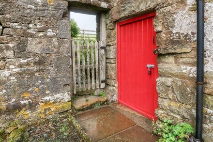 WRAY GREEN, pet friendly, character holiday cottage in Ravenstonedale