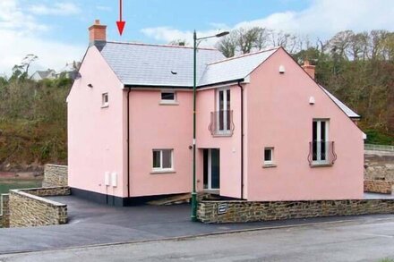 CURLEW, family friendly, luxury holiday cottage in Milford Haven