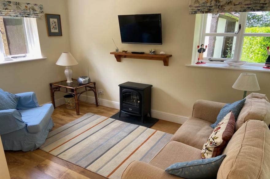 OKE APPLE COTTAGE, pet friendly, with a garden in Okeford Fitzpaine