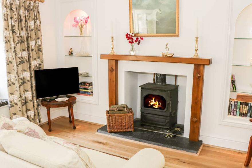 COACHMANS COTTAGE, romantic, character holiday cottage in Witherslack
