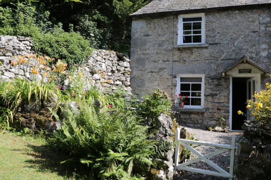 COACHMANS COTTAGE, romantic, character holiday cottage in Witherslack