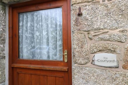 COURTYARD, pet friendly in Porthleven