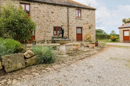 COURTYARD, pet friendly in Porthleven