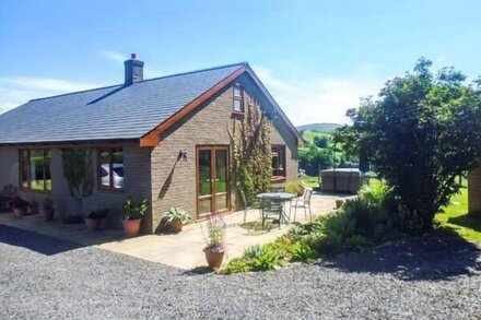 TYNDDOL BUNGALOW, family friendly, with hot tub in Llanbadarn Fynydd