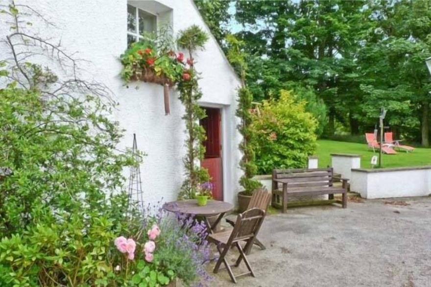 RANDEL, pet friendly, character holiday cottage in Bassenthwaite