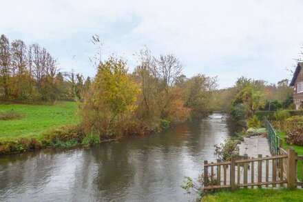 WILLOW COTTAGE, family friendly in Ashford-In-The-Water