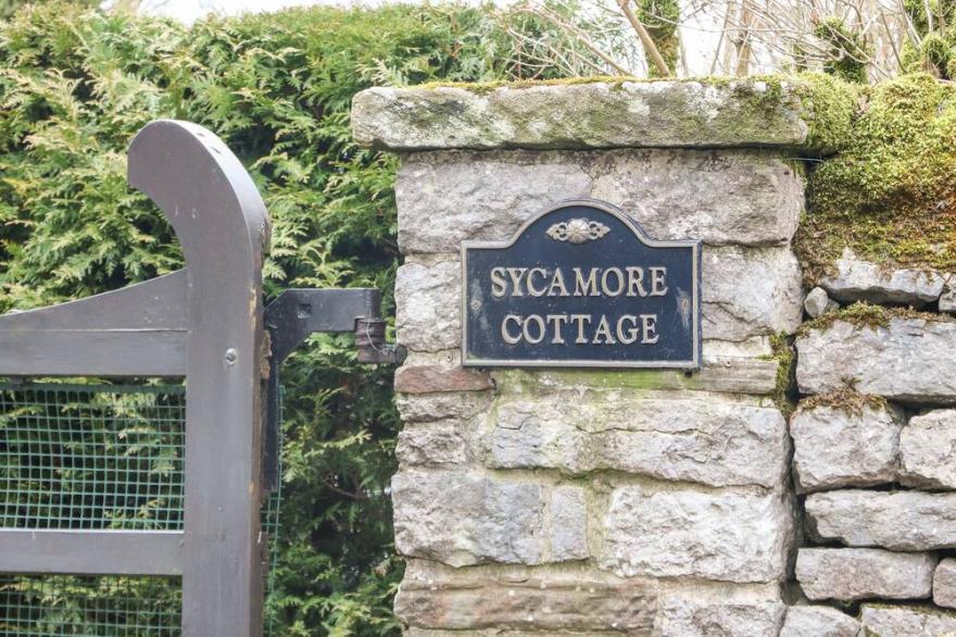 SYCAMORE COTTAGE, pet friendly, with a garden in Foolow