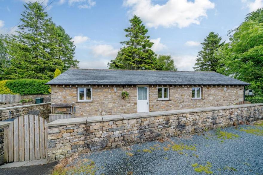 STABLE COTTAGE, pet friendly, character holiday cottage in Ingleton