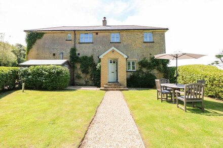 THE COACH HOUSE, family friendly, luxury holiday cottage in Chale