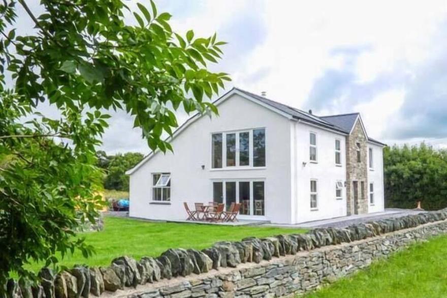 CHAPEL HOUSE, pet friendly, character holiday cottage in Llanddeusant